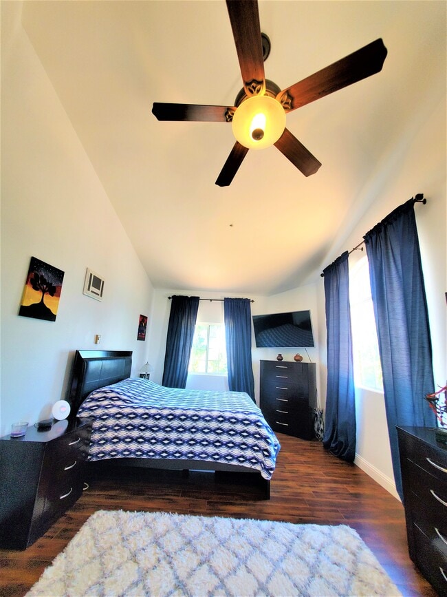 Master bedroom - 919 W Lewis St