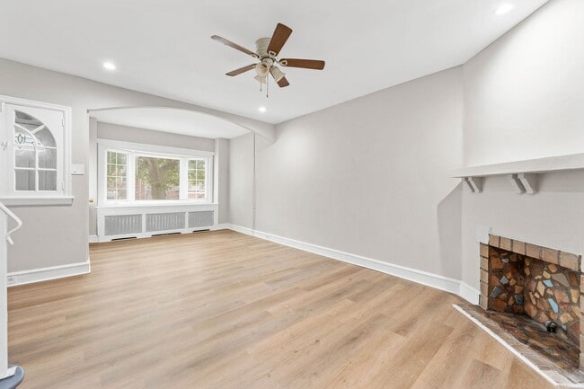 Building Photo - ???UPDATED 3 BEDROOMS AND 1BATH HOME WITH ...