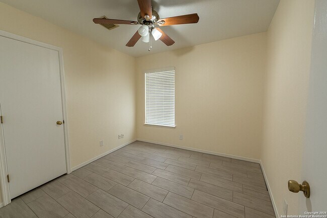 Building Photo - Nice One Story 3 Bedroom 2 Bath Home Backi...