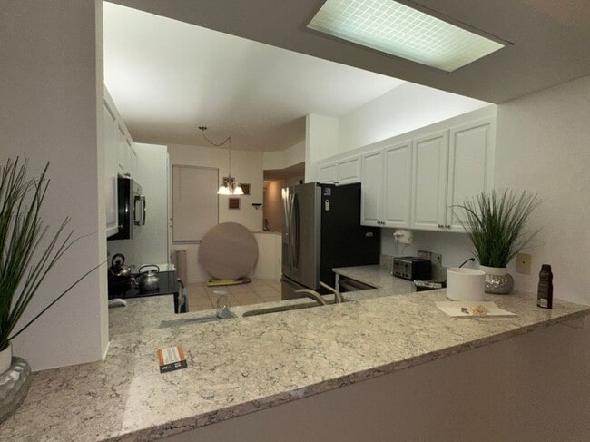 Building Photo - 360 Robin Hood Cir