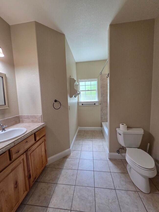 Building Photo - FOR LEASE!! Great location!