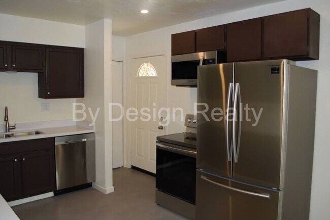 Building Photo - Recently Updated - 3 Bed 2 Bath - Large Ga...