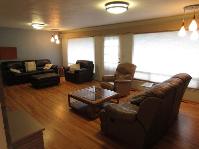Building Photo - 2 Bedroom Fully Furnished House, Move In R...