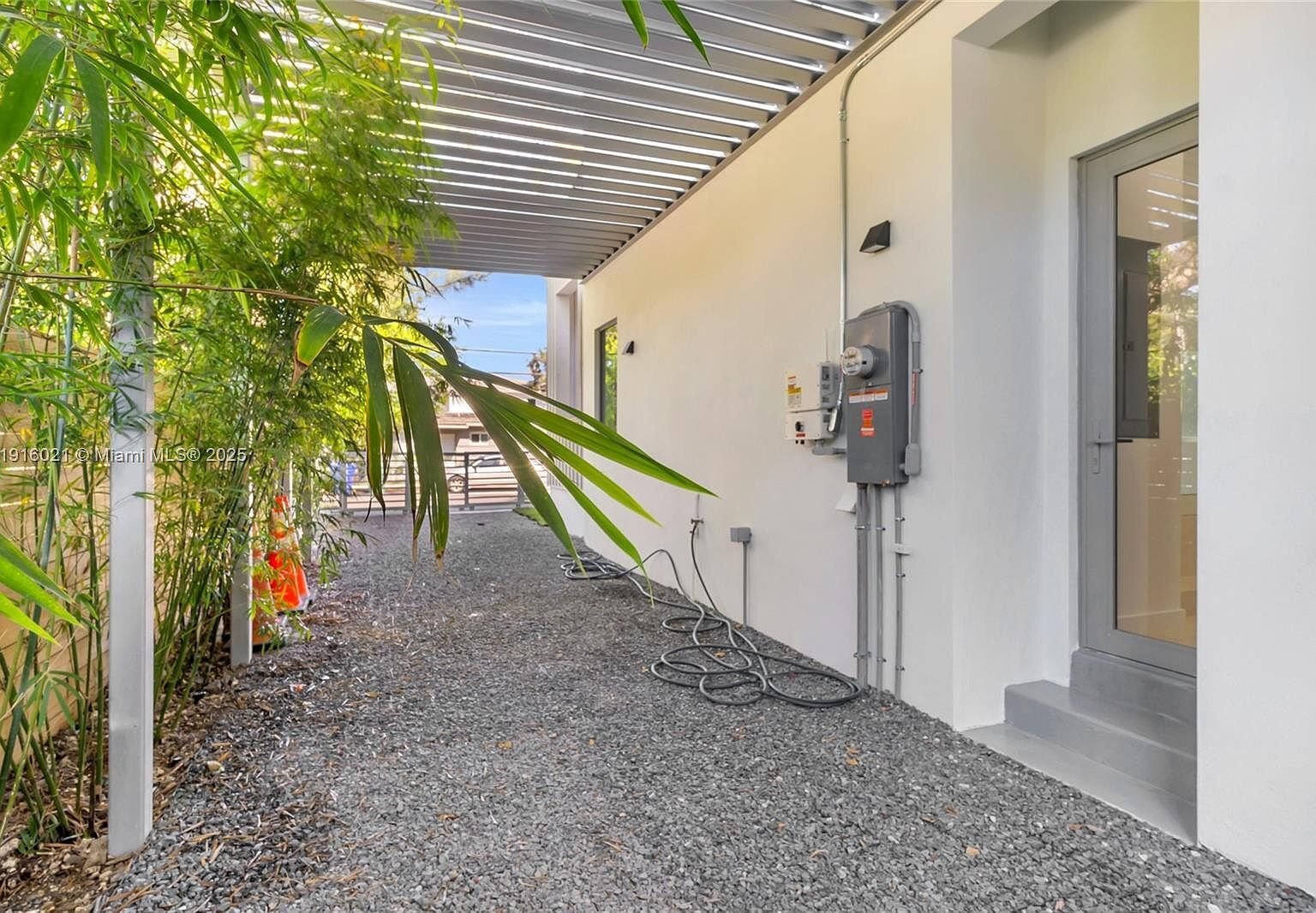 Building Photo - 3204 Plaza St