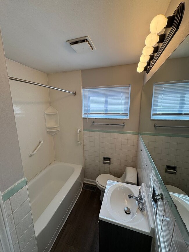 Building Photo - Southeast Indy - 3 BR home