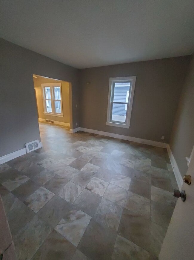 Building Photo - 4 Bedroom single family