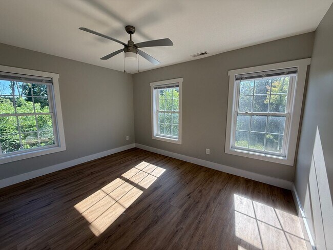 Building Photo - 906 Nassau St