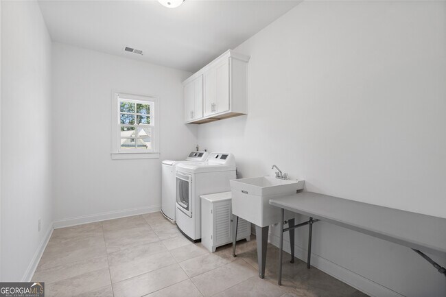 Building Photo - 2045 Kent Ct