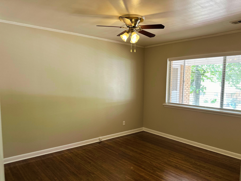 Front Bedroom - 4212 N Locust St
