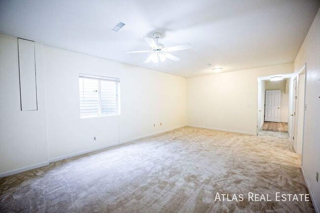 Building Photo - Spacious 2 bedroom in Berkely Just Minutes...