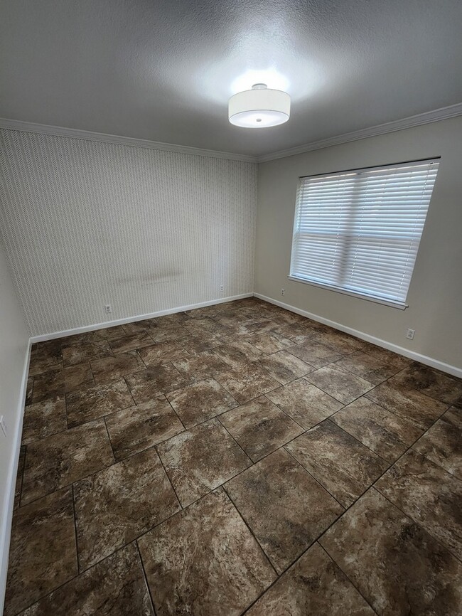 Building Photo - 4 bed 2 1/2 bath home, 2 car garage!