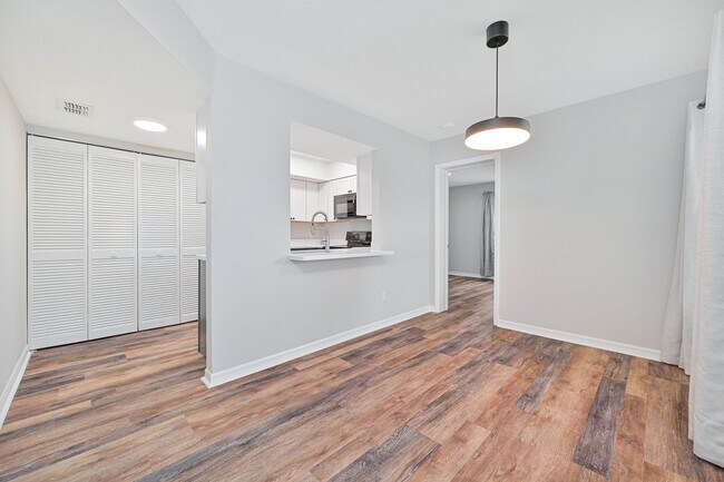 Building Photo - NOW AVAILABLE - Cozy Condo in Cross Creek - Golf Community!