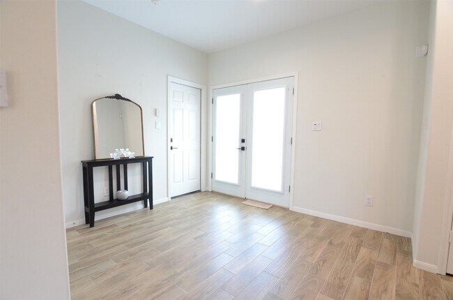 Building Photo - 2201 Naomi St