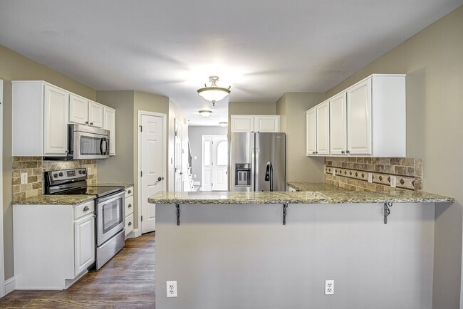Building Photo - 3 Bedroom Home with Large Fenced in Yard, 2 Car Garage & Bonus Room!