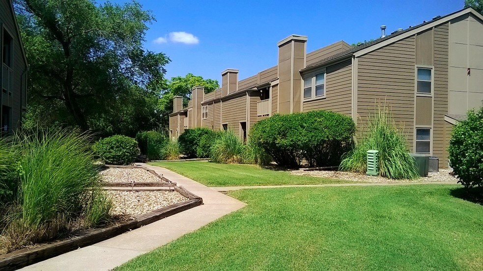 MacArthurs Lake Apartments 727 W Macarthur Rd Wichita KS 67217