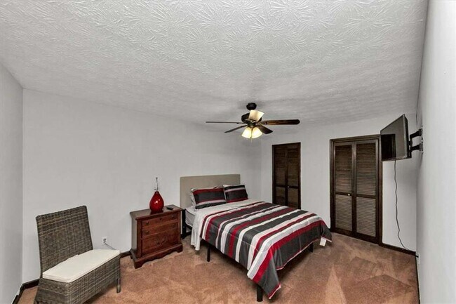 Building Photo - 3215 Redona Dr