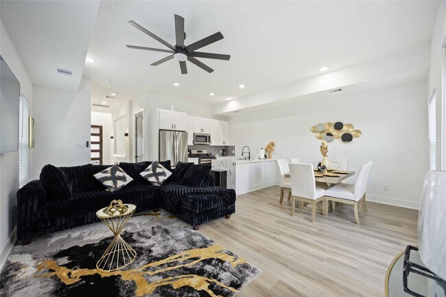 Building Photo - 964 Lucky St