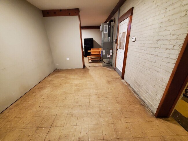 Building Photo - Large 1 bedroom remodeled apartment, washer/dryer hookups
