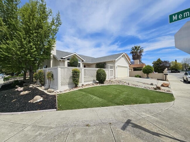 Building Photo - 1000 Peach Ct