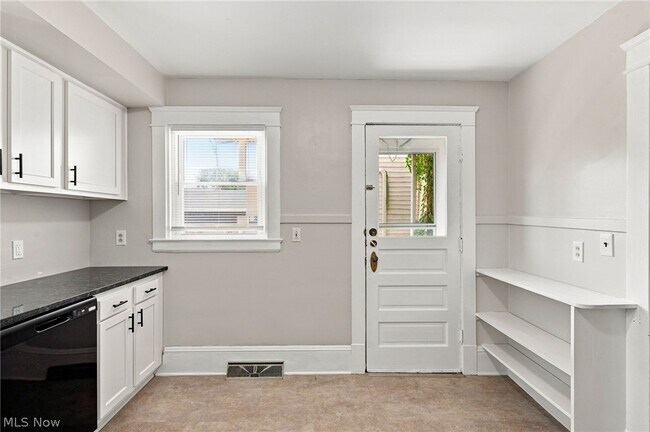 Building Photo - 1373 Thoreau Rd
