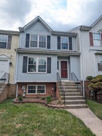 Building Photo - Beautifully maintained townhouse in Tuscar...