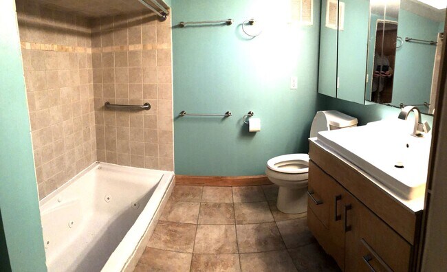 Building Photo - Adorable Private Lakefront 1 bed, 1 bath C...