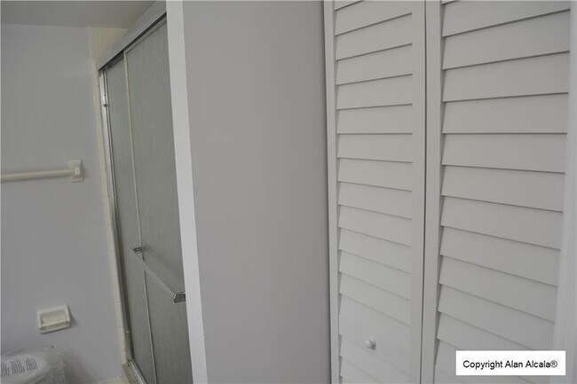 Building Photo - 709 Gardens Dr