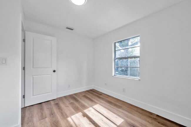 Building Photo - BEAUTIFULLY RENOVATED 2 BEDROOM, 1 BATH HOME WITH CARPORT NESTLED IN THE SOUGHT-AFTER NEIGHBORHOO...