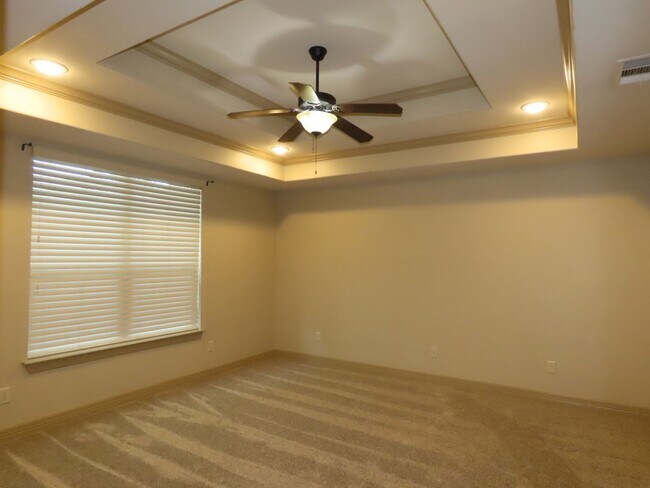 Building Photo - Lindale ISD- Gorgeous 4 Bedroom 2.5 Bathro...