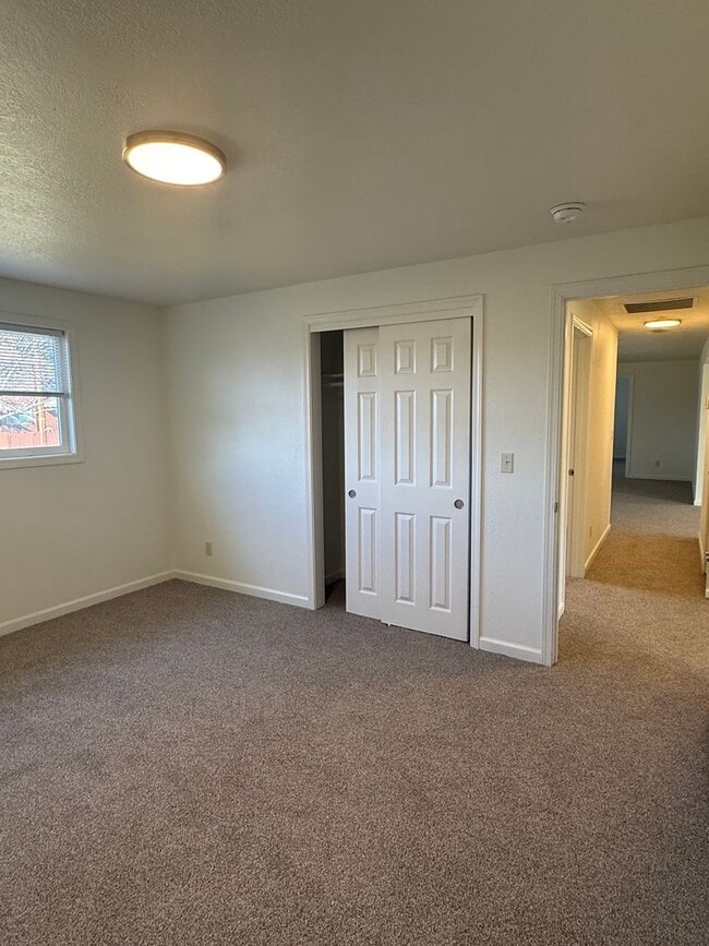 Building Photo - 1444 NW Canyon Dr