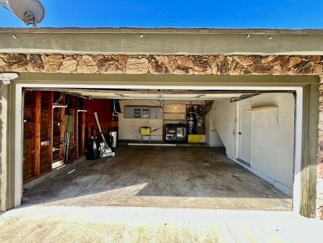 Building Photo - Updated 4B 2BA Home in Paradise Hills w/ S...