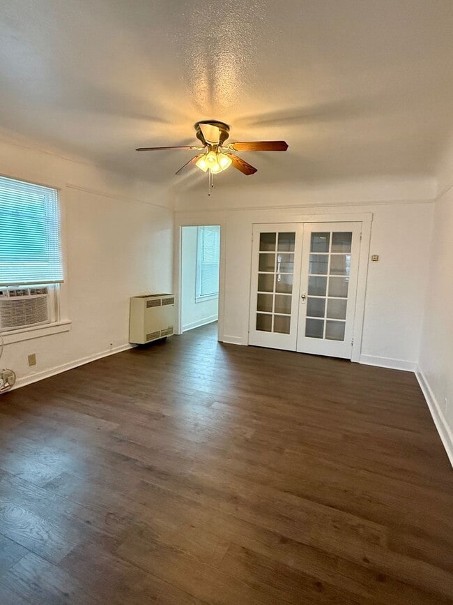 Building Photo - 1 Bedroom 1 Bath Duplex!