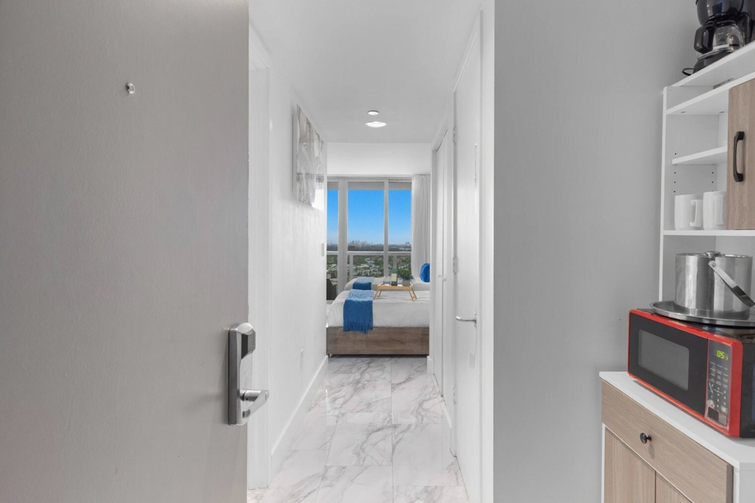 Building Photo - 2602 E Hallandale Beach Blvd