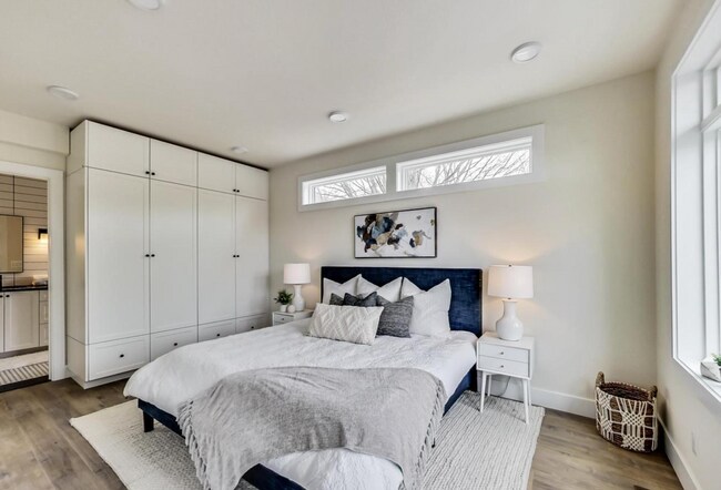 Building Photo - Stunning 2 Bed plus Den/ 2 Bath! New Const...