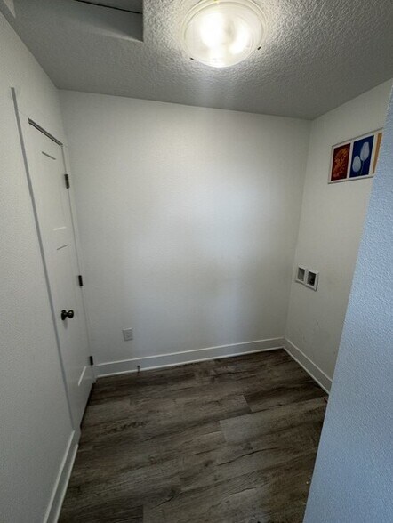 Building Photo - 619 NE Oak Ridge Dr
