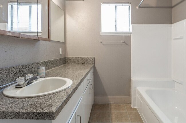 Building Photo - 1305 Memorial Dr