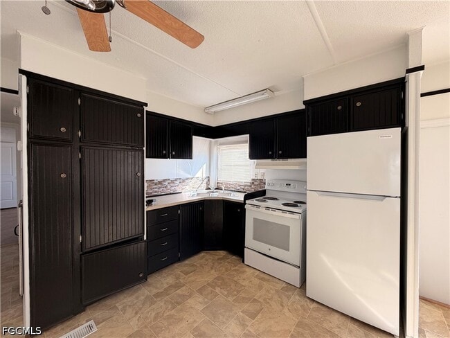 Building Photo - 121 Coachlight Ln