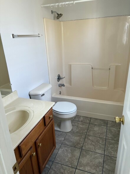 Building Photo - 548 Reynolds Dr