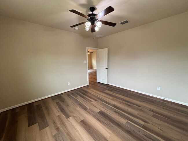 Building Photo - 5 BR/4BA | Updated Single Family Home | 2-Car Garage | Gated backyard