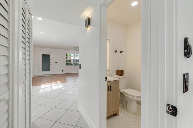 Building Photo - 560 Capri Ln