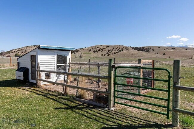 Building Photo - Incredible 5Bed, 2.5Bath home on 4 Acres with an ADU in Manhattan School District. Livestock allo...