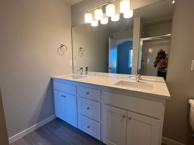 Building Photo - Beautiful, Newer Townhome!  Walking distance to many amenities.
