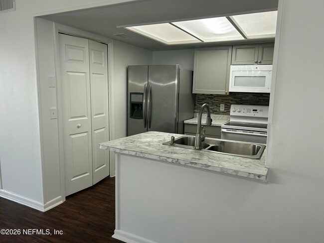 Building Photo - 8357 Century Point Dr N