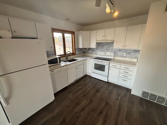 Building Photo - 2233 Alpine Dr