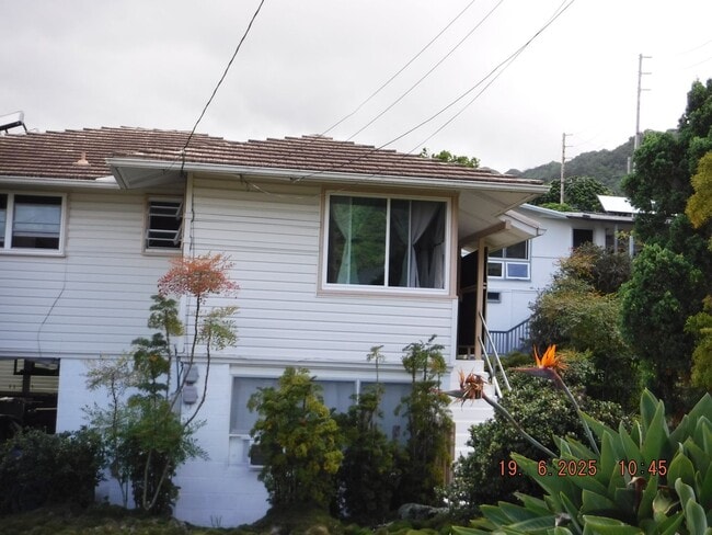 Building Photo - At Home in Manoa 2/1/1