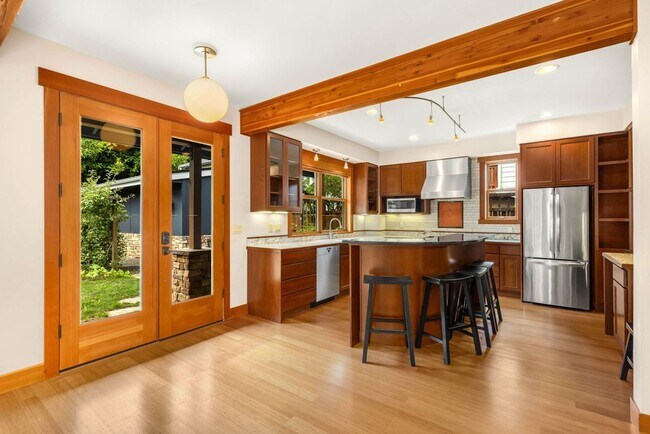 Building Photo - Charming Ravenna home with 5 bedrooms, 4 b...