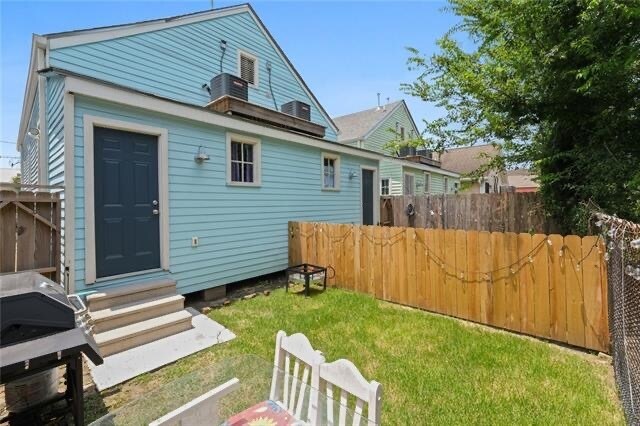 Building Photo - Beautiful! 1 Bedroom 1 Bath Duplex in Central City!