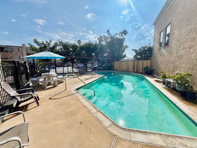 Building Photo - Charming 2 Bed 2 Bath Condo with Washer and Dryer!