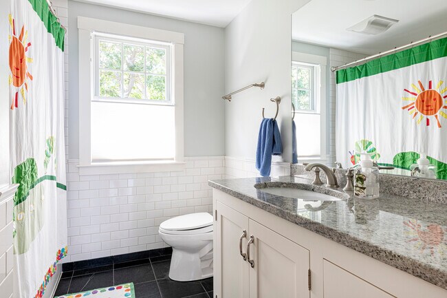 Building Photo - 2 Oak Knoll Rd