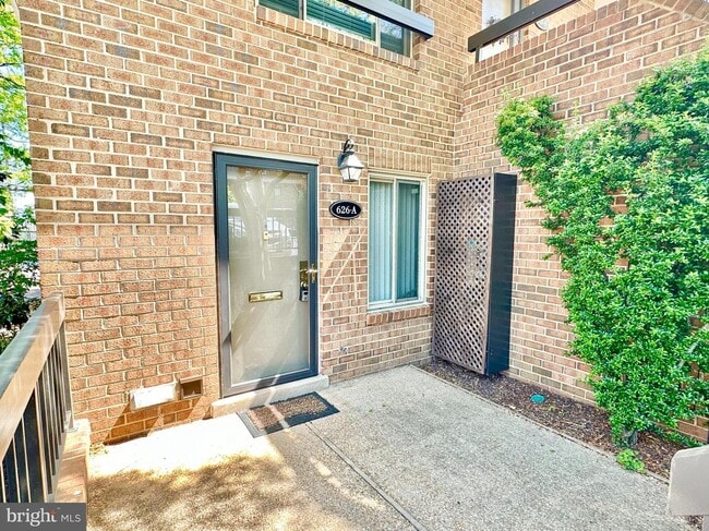 Building Photo - 626 15th St S